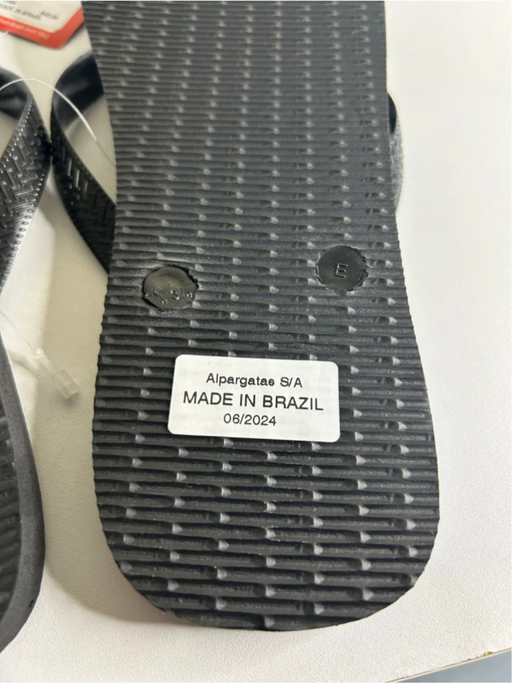 NWT Havaianas Men Slim Black flip flops with a cushioned rubber footbed size 11